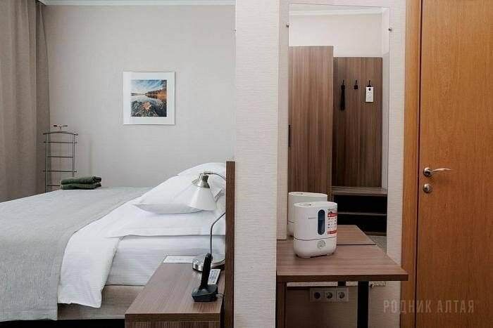 Фотографии номера Джуниор сюит (без балкона), Корпус: «Здравница» в Гостинице Родник Алтая Белокуриха