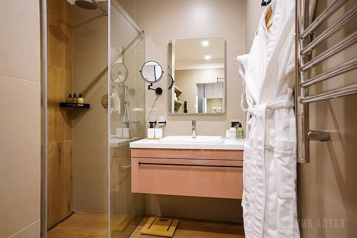 Фотографии номера Джуниор Премиум (3 этаж), Корпус: «Родник» в Гостинице Родник Алтая Белокуриха