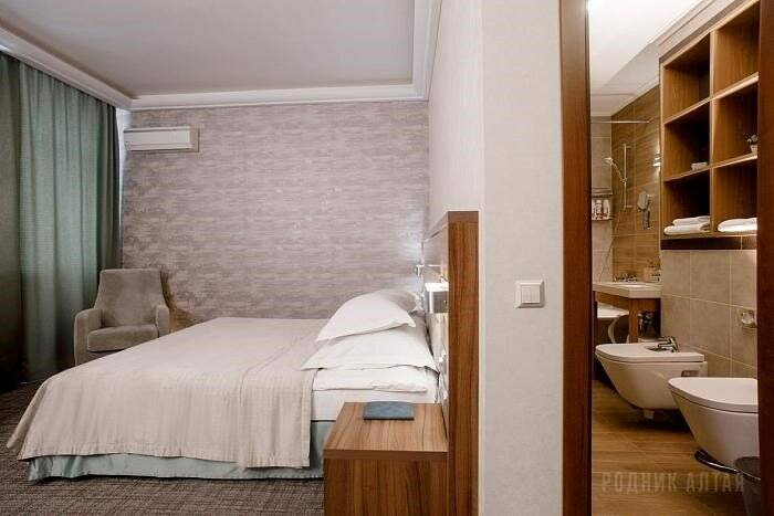 Фотографии номера Джуниор Премиум (вид на лес), Корпус: «Родник» в Гостинице Родник Алтая Белокуриха