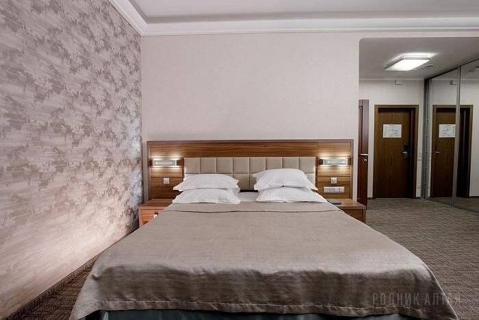 Фотографии номера Джуниор Премиум (вид на город), Корпус: «Родник» в Гостинице Родник Алтая Белокуриха