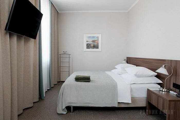 Фотографии номера Джуниор сюит (без балкона), Корпус: «Здравница» в Гостинице Родник Алтая Белокуриха