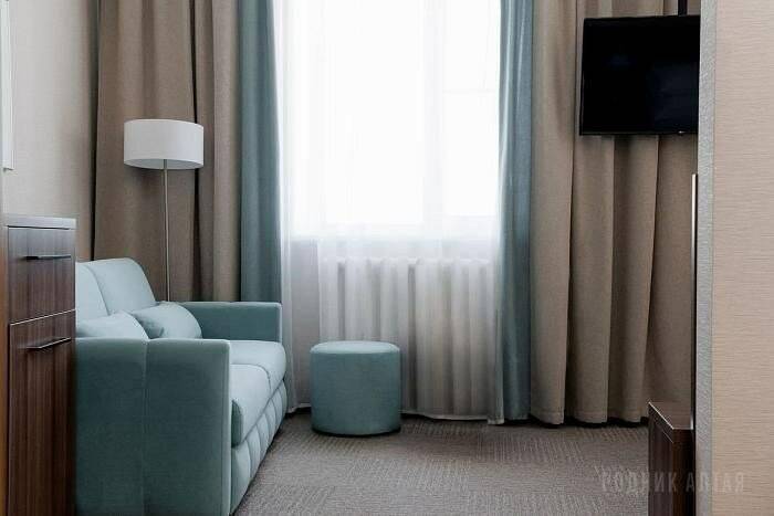 Фотографии номера Джуниор сюит (без балкона), Корпус: «Здравница» в Гостинице Родник Алтая Белокуриха