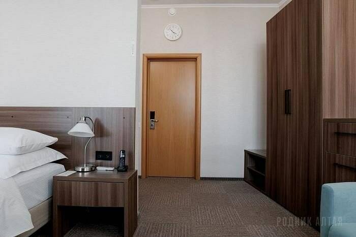 Фотографии номера Джуниор сюит (без балкона), Корпус: «Здравница» в Гостинице Родник Алтая Белокуриха