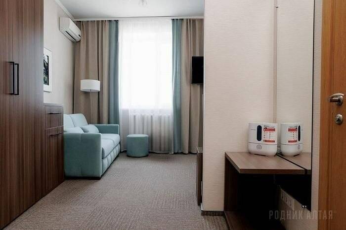 Фотографии номера Джуниор сюит (без балкона), Корпус: «Здравница» в Гостинице Родник Алтая Белокуриха